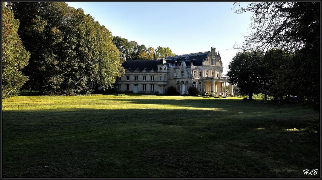 Chateau De La Madeleine Bed & Breakfast Pressagny l'Orgueilleux Exterior photo